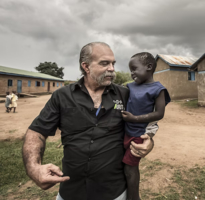 Sam Childers z dzieckiem w sierocińcu